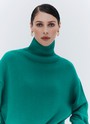 Джемпер oversize с высокой горловиной, цвет: зеленый Allweneed
Джемпер oversize из мягкого хлопка и нежного кашемира. Высокая горловина оформлена ребристой окантовкой для уютного образа и защищает от сильного ветра, а спущенное плечо позволяет носить джемпер с футболками и водолазками для тепла. Модель легко садится под пальто с отложным воротником и заменяет шарф при плохой погоде. Джемпер станет отличным дополнением базового гардероба.