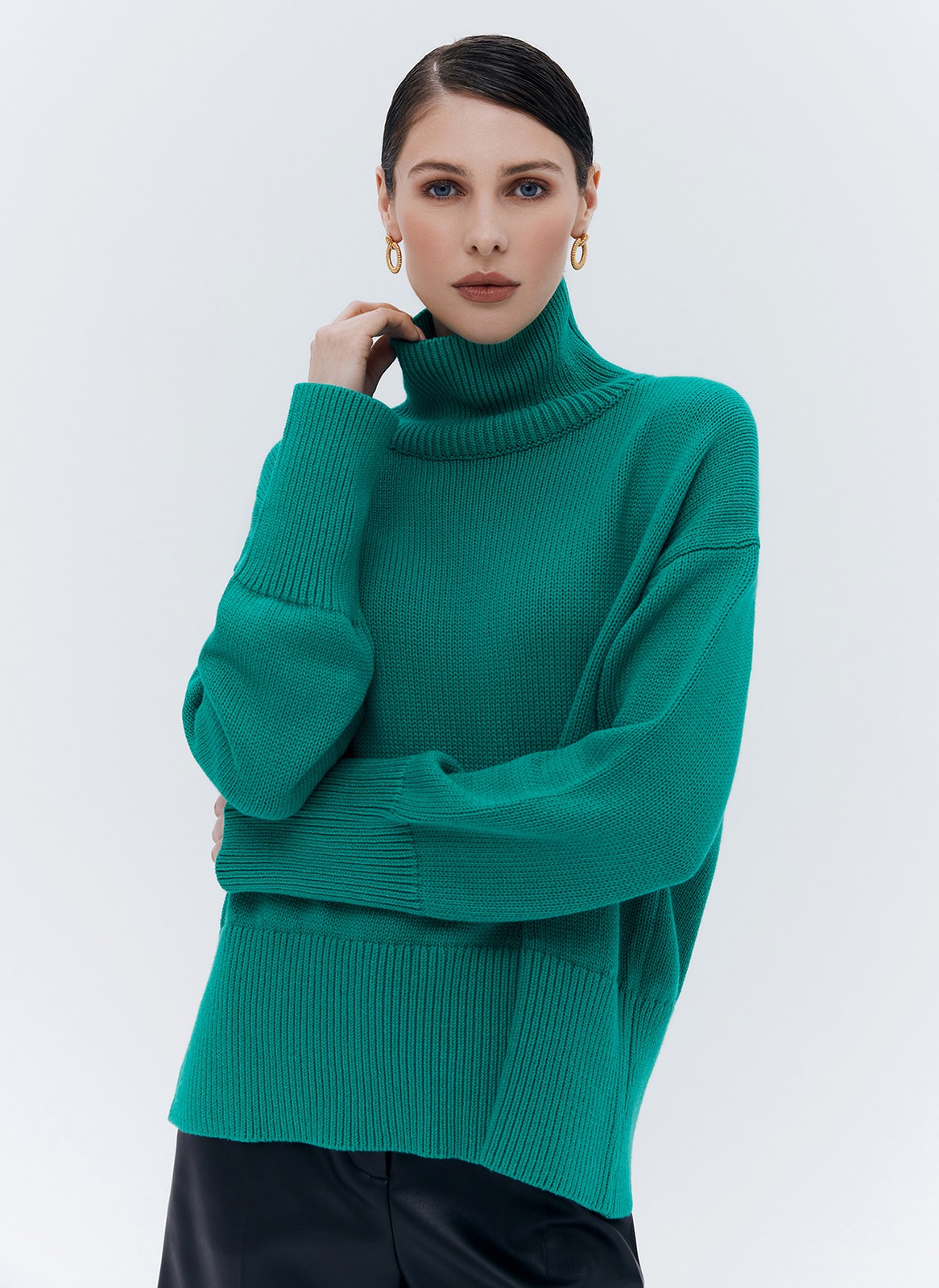 Джемпер oversize с высокой горловиной, цвет: зеленый Allweneed
Джемпер oversize из мягкого хлопка и нежного кашемира. Высокая горловина оформлена ребристой окантовкой для уютного образа и защищает от сильного ветра, а спущенное плечо позволяет носить джемпер с футболками и водолазками для тепла. Модель легко садится под пальто с отложным воротником и заменяет шарф при плохой погоде. Джемпер станет отличным дополнением базового гардероба.