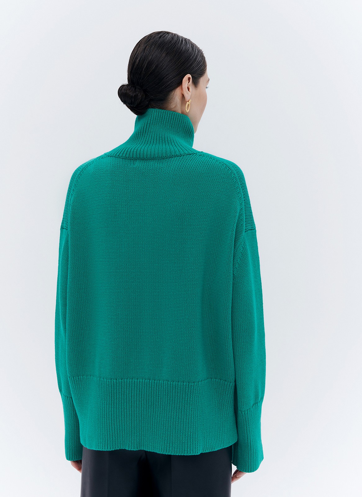 Джемпер oversize с высокой горловиной, цвет: зеленый Allweneed
Джемпер oversize из мягкого хлопка и нежного кашемира. Высокая горловина оформлена ребристой окантовкой для уютного образа и защищает от сильного ветра, а спущенное плечо позволяет носить джемпер с футболками и водолазками для тепла. Модель легко садится под пальто с отложным воротником и заменяет шарф при плохой погоде. Джемпер станет отличным дополнением базового гардероба.