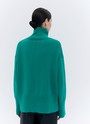 Джемпер oversize с высокой горловиной, цвет: зеленый Allweneed
Джемпер oversize из мягкого хлопка и нежного кашемира. Высокая горловина оформлена ребристой окантовкой для уютного образа и защищает от сильного ветра, а спущенное плечо позволяет носить джемпер с футболками и водолазками для тепла. Модель легко садится под пальто с отложным воротником и заменяет шарф при плохой погоде. Джемпер станет отличным дополнением базового гардероба.