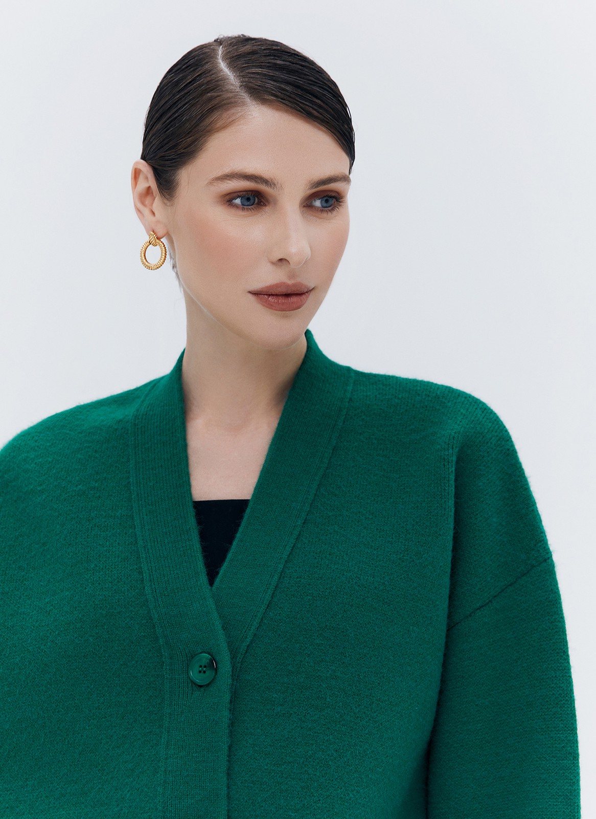 Кардиган Oversize , цвет: зеленый Allweneed
Удлиненный кардиган из мягкого и качественного трикотажа. Объемный крой оформлен V-образным вырезом для красивой зоны декольте и рядом роговых пуговиц. Свободный рукав почти не ощущается на руке и не ограничивает вас в движении. Модель подойдет для создания повседневных и выходных образов.