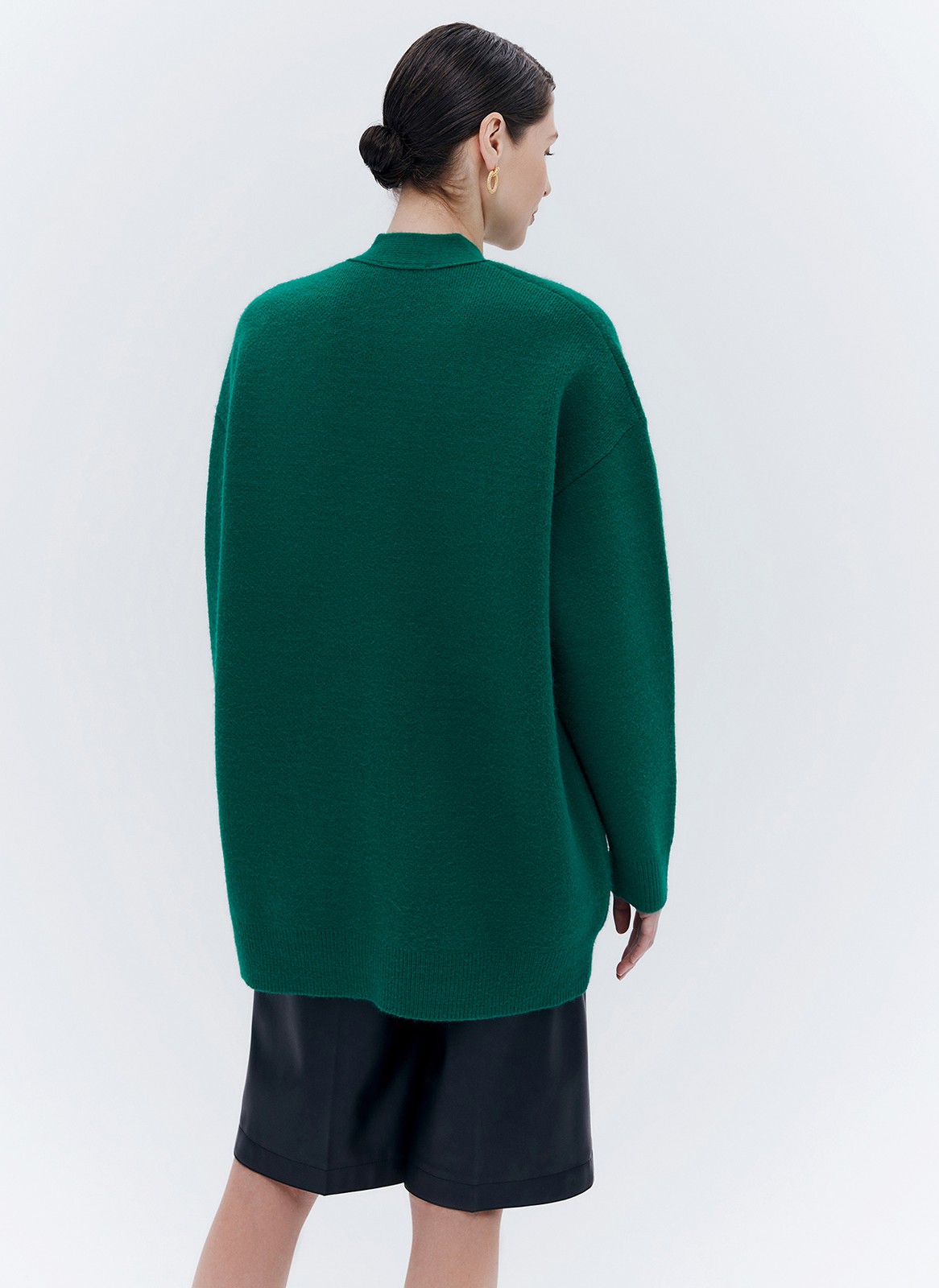 Кардиган Oversize , цвет: зеленый Allweneed
Удлиненный кардиган из мягкого и качественного трикотажа. Объемный крой оформлен V-образным вырезом для красивой зоны декольте и рядом роговых пуговиц. Свободный рукав почти не ощущается на руке и не ограничивает вас в движении. Модель подойдет для создания повседневных и выходных образов.