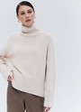 Джемпер oversize с высокой горловиной, цвет: бежевый Allweneed
Джемпер oversize из мягкого хлопка и нежного кашемира. Высокая горловина оформлена ребристой окантовкой для уютного образа и защищает от сильного ветра, а спущенное плечо позволяет носить джемпер с футболками и водолазками для тепла. Модель легко садится под пальто с отложным воротником и заменяет шарф при плохой погоде. Джемпер станет отличным дополнением базового гардероба.