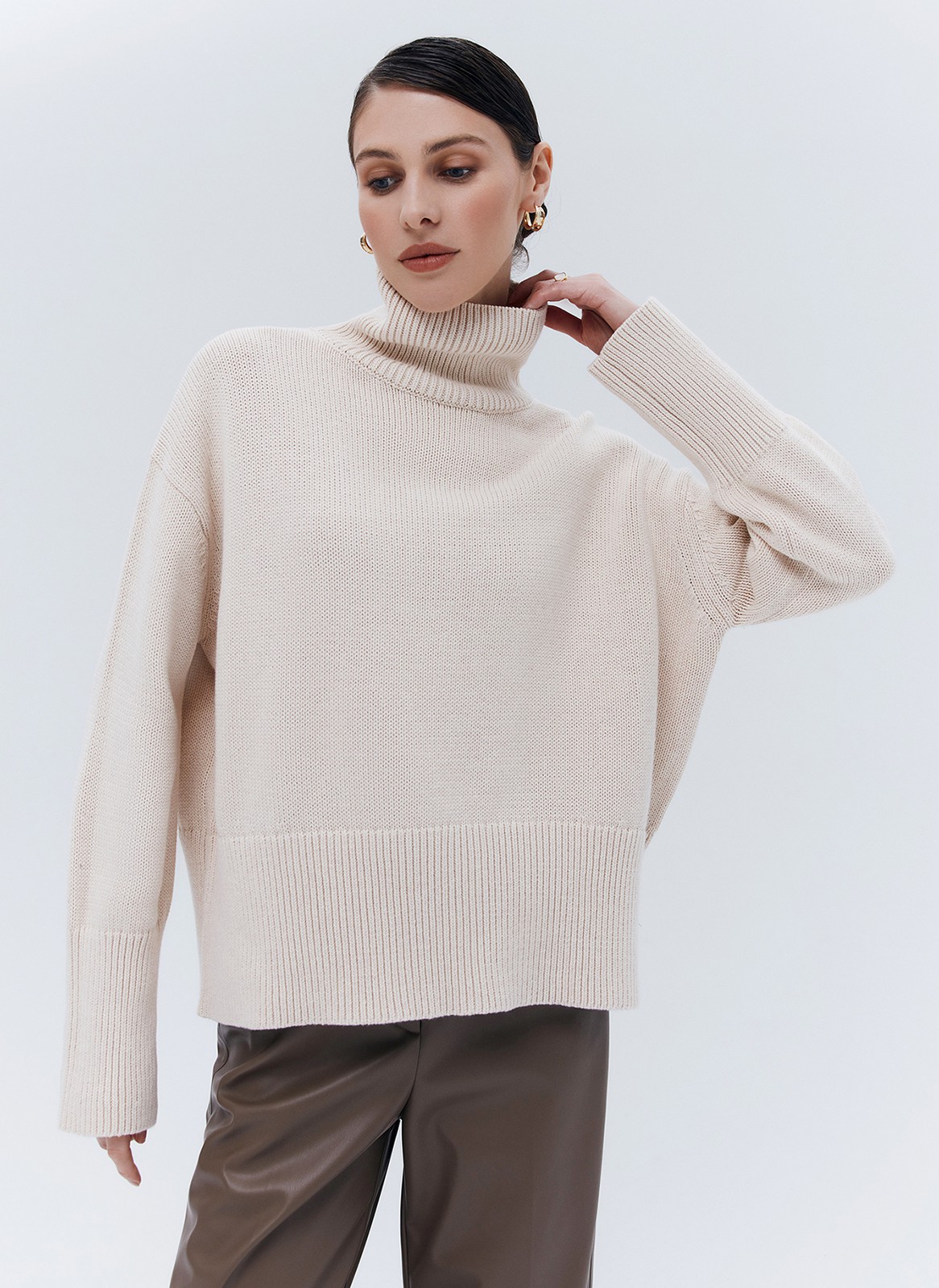 Джемпер oversize с высокой горловиной, цвет: бежевый Allweneed
Джемпер oversize из мягкого хлопка и нежного кашемира. Высокая горловина оформлена ребристой окантовкой для уютного образа и защищает от сильного ветра, а спущенное плечо позволяет носить джемпер с футболками и водолазками для тепла. Модель легко садится под пальто с отложным воротником и заменяет шарф при плохой погоде. Джемпер станет отличным дополнением базового гардероба.