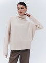 Джемпер oversize с высокой горловиной, цвет: бежевый Allweneed
Джемпер oversize из мягкого хлопка и нежного кашемира. Высокая горловина оформлена ребристой окантовкой для уютного образа и защищает от сильного ветра, а спущенное плечо позволяет носить джемпер с футболками и водолазками для тепла. Модель легко садится под пальто с отложным воротником и заменяет шарф при плохой погоде. Джемпер станет отличным дополнением базового гардероба.