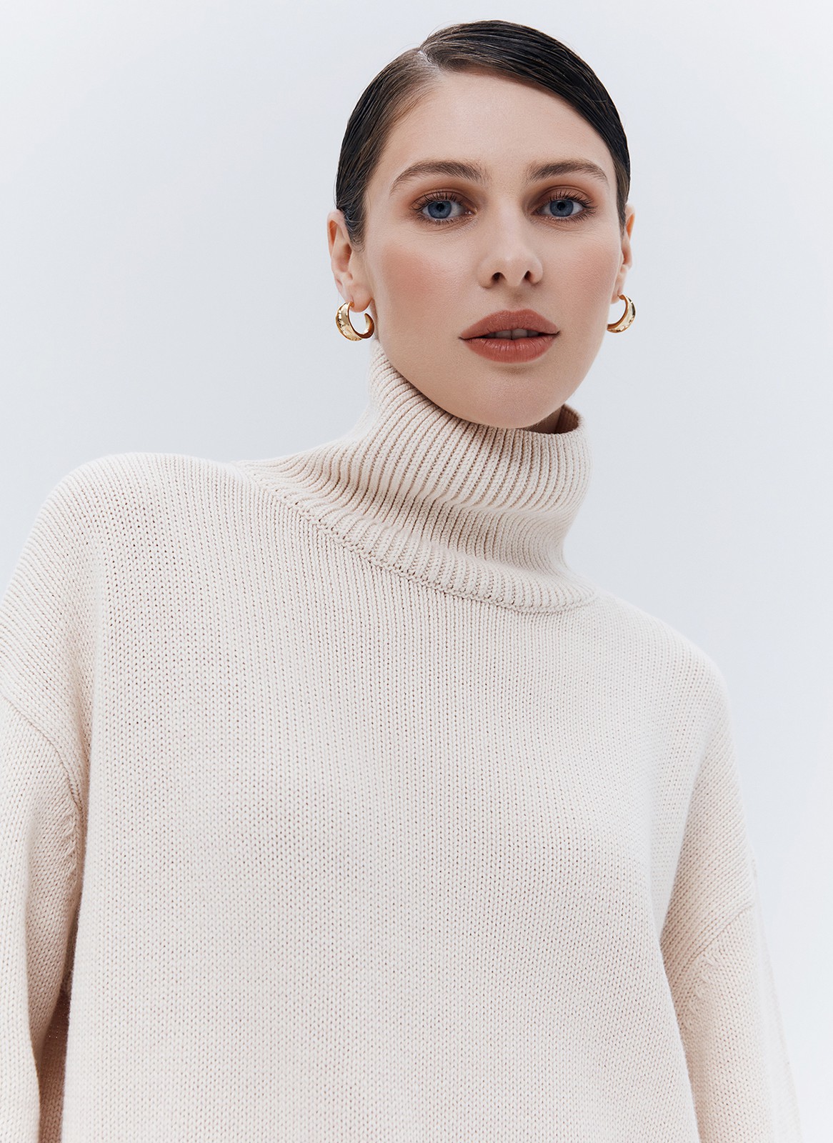 Джемпер oversize с высокой горловиной, цвет: бежевый Allweneed
Джемпер oversize из мягкого хлопка и нежного кашемира. Высокая горловина оформлена ребристой окантовкой для уютного образа и защищает от сильного ветра, а спущенное плечо позволяет носить джемпер с футболками и водолазками для тепла. Модель легко садится под пальто с отложным воротником и заменяет шарф при плохой погоде. Джемпер станет отличным дополнением базового гардероба.