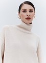 Джемпер oversize с высокой горловиной, цвет: бежевый Allweneed
Джемпер oversize из мягкого хлопка и нежного кашемира. Высокая горловина оформлена ребристой окантовкой для уютного образа и защищает от сильного ветра, а спущенное плечо позволяет носить джемпер с футболками и водолазками для тепла. Модель легко садится под пальто с отложным воротником и заменяет шарф при плохой погоде. Джемпер станет отличным дополнением базового гардероба.