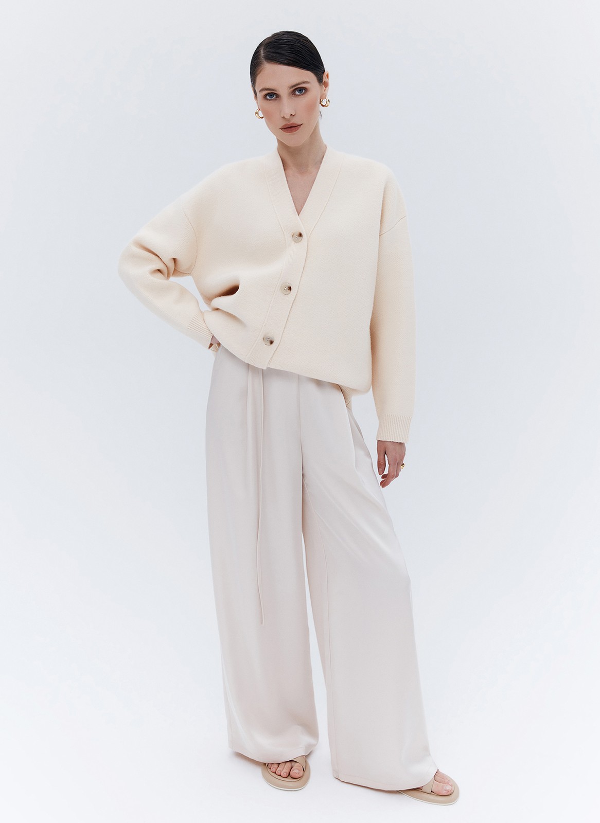 Кардиган Oversize , цвет: молочный Allweneed
Удлиненный кардиган из мягкого и качественного трикотажа. Объемный крой оформлен V-образным вырезом для красивой зоны декольте и рядом роговых пуговиц. Свободный рукав почти не ощущается на руке и не ограничивает вас в движении. Модель подойдет для создания повседневных и выходных образов.