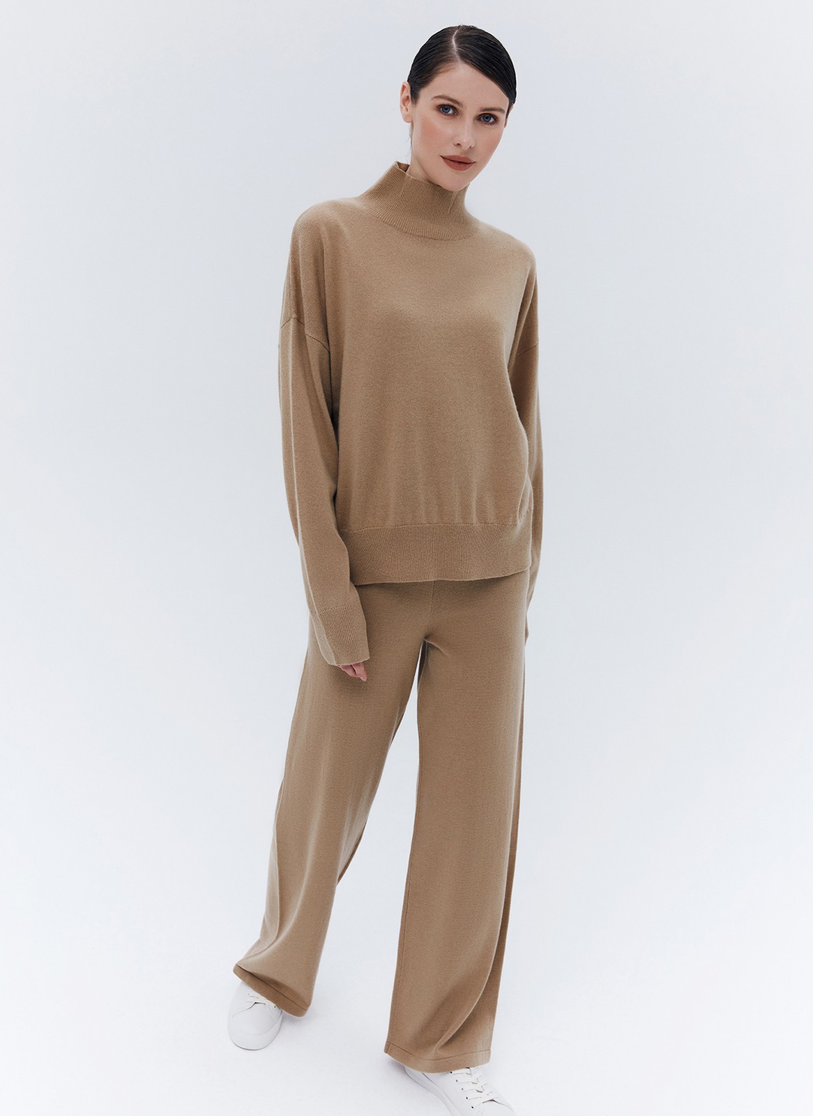 Джемпер из премиальной шерсти, цвет: кэмел Allweneed
Джемпер из тонкой премиальной шерсти. Комфортная посадка и мягкий материал, который нежно касается тела. Шерсть чудесно сохраняет тепло. Высокая горловина и длинный рукав. Надеть джемпер хороший способ утеплиться прохладным вечером. Носите с шелковыми юбками, платьями и джинсами на прогулках.