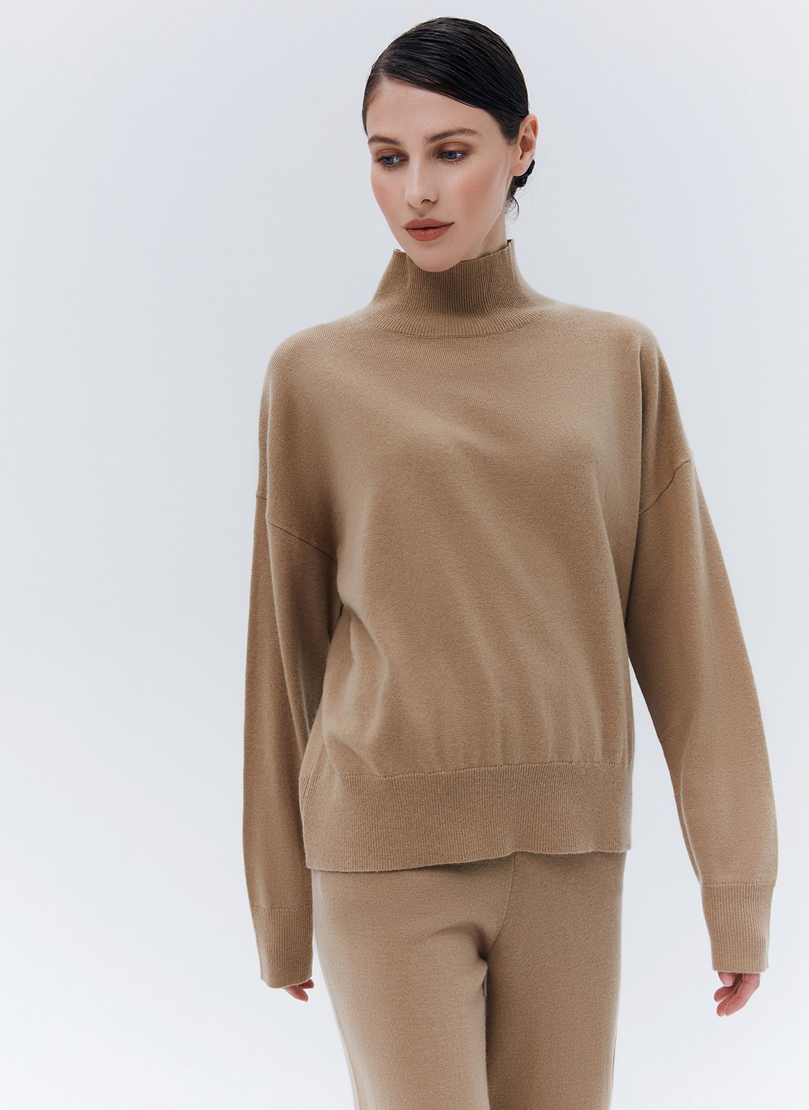 Джемпер из премиальной шерсти, цвет: кэмел Allweneed
Джемпер из тонкой премиальной шерсти. Комфортная посадка и мягкий материал, который нежно касается тела. Шерсть чудесно сохраняет тепло. Высокая горловина и длинный рукав. Надеть джемпер хороший способ утеплиться прохладным вечером. Носите с шелковыми юбками, платьями и джинсами на прогулках.