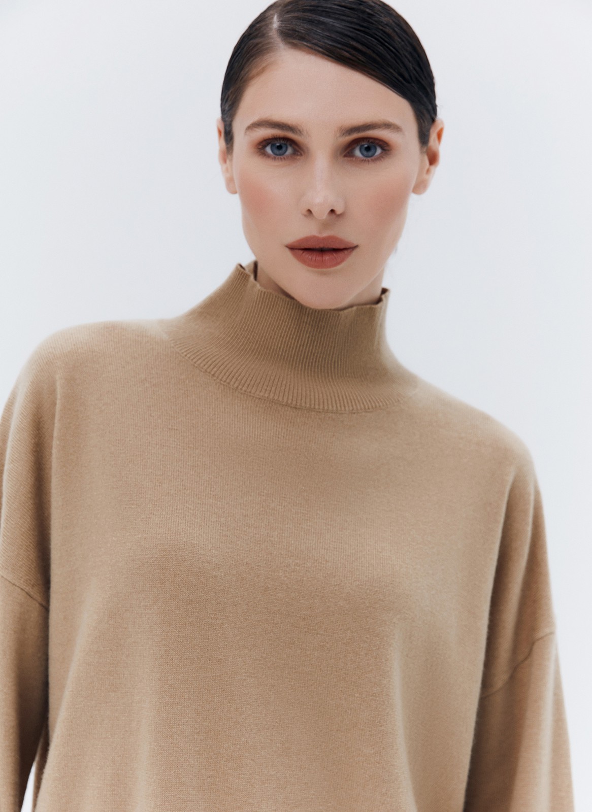 Джемпер из премиальной шерсти, цвет: кэмел Allweneed
Джемпер из тонкой премиальной шерсти. Комфортная посадка и мягкий материал, который нежно касается тела. Шерсть чудесно сохраняет тепло. Высокая горловина и длинный рукав. Надеть джемпер хороший способ утеплиться прохладным вечером. Носите с шелковыми юбками, платьями и джинсами на прогулках.