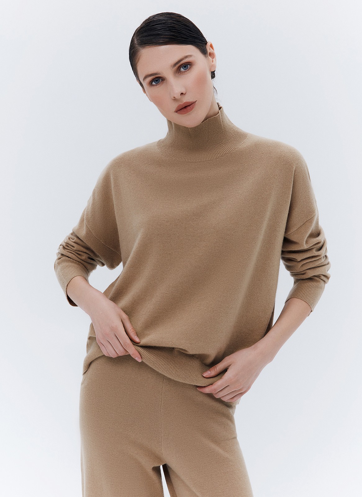 Джемпер из премиальной шерсти, цвет: кэмел Allweneed
Джемпер из тонкой премиальной шерсти. Комфортная посадка и мягкий материал, который нежно касается тела. Шерсть чудесно сохраняет тепло. Высокая горловина и длинный рукав. Надеть джемпер хороший способ утеплиться прохладным вечером. Носите с шелковыми юбками, платьями и джинсами на прогулках.