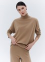 Джемпер из премиальной шерсти, цвет: кэмел Allweneed
Джемпер из тонкой премиальной шерсти. Комфортная посадка и мягкий материал, который нежно касается тела. Шерсть чудесно сохраняет тепло. Высокая горловина и длинный рукав. Надеть джемпер хороший способ утеплиться прохладным вечером. Носите с шелковыми юбками, платьями и джинсами на прогулках.