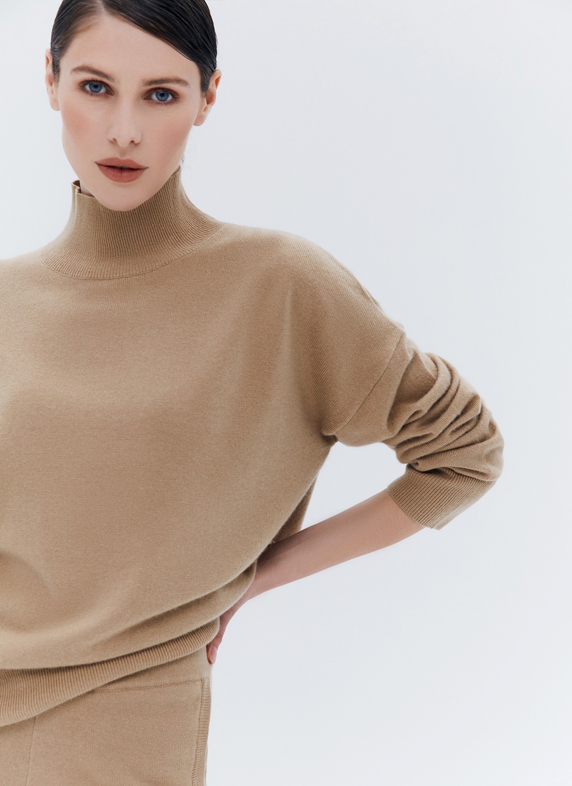 Джемпер из премиальной шерсти, цвет: кэмел Allweneed
Джемпер из тонкой премиальной шерсти. Комфортная посадка и мягкий материал, который нежно касается тела. Шерсть чудесно сохраняет тепло. Высокая горловина и длинный рукав. Надеть джемпер хороший способ утеплиться прохладным вечером. Носите с шелковыми юбками, платьями и джинсами на прогулках.