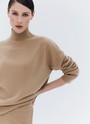 Джемпер из премиальной шерсти, цвет: кэмел Allweneed
Джемпер из тонкой премиальной шерсти. Комфортная посадка и мягкий материал, который нежно касается тела. Шерсть чудесно сохраняет тепло. Высокая горловина и длинный рукав. Надеть джемпер хороший способ утеплиться прохладным вечером. Носите с шелковыми юбками, платьями и джинсами на прогулках.
