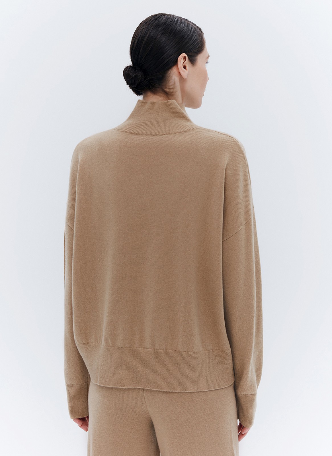 Джемпер из премиальной шерсти, цвет: кэмел Allweneed
Джемпер из тонкой премиальной шерсти. Комфортная посадка и мягкий материал, который нежно касается тела. Шерсть чудесно сохраняет тепло. Высокая горловина и длинный рукав. Надеть джемпер хороший способ утеплиться прохладным вечером. Носите с шелковыми юбками, платьями и джинсами на прогулках.