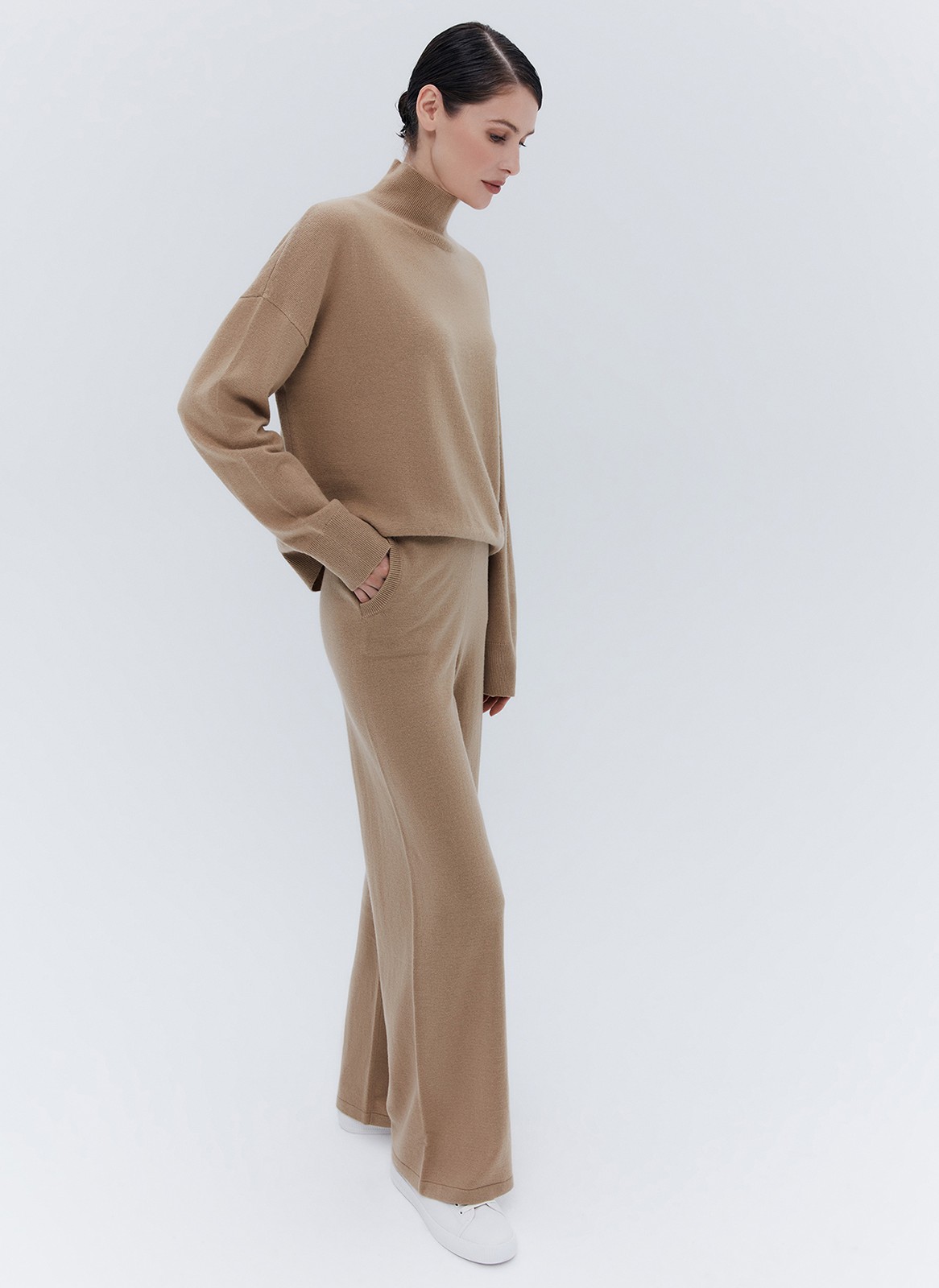 Свободные брюки из премиальной шерсти, цвет: кэмел Allweneed
Свободные брюки из тонкой и мягкой шерсти премиального качества. Они слегка расширяются, что делает ноги стройнее. Есть удобный пояс на резинке, поэтому модель хорошо сидит на любой фигуре. Шерсть прекрасно согревает и спасает от прохладного ветра. Это наш выбор, чтобы пройтись вместе с подругой по парку и насладиться долгой прогулкой.
На модели размер XS