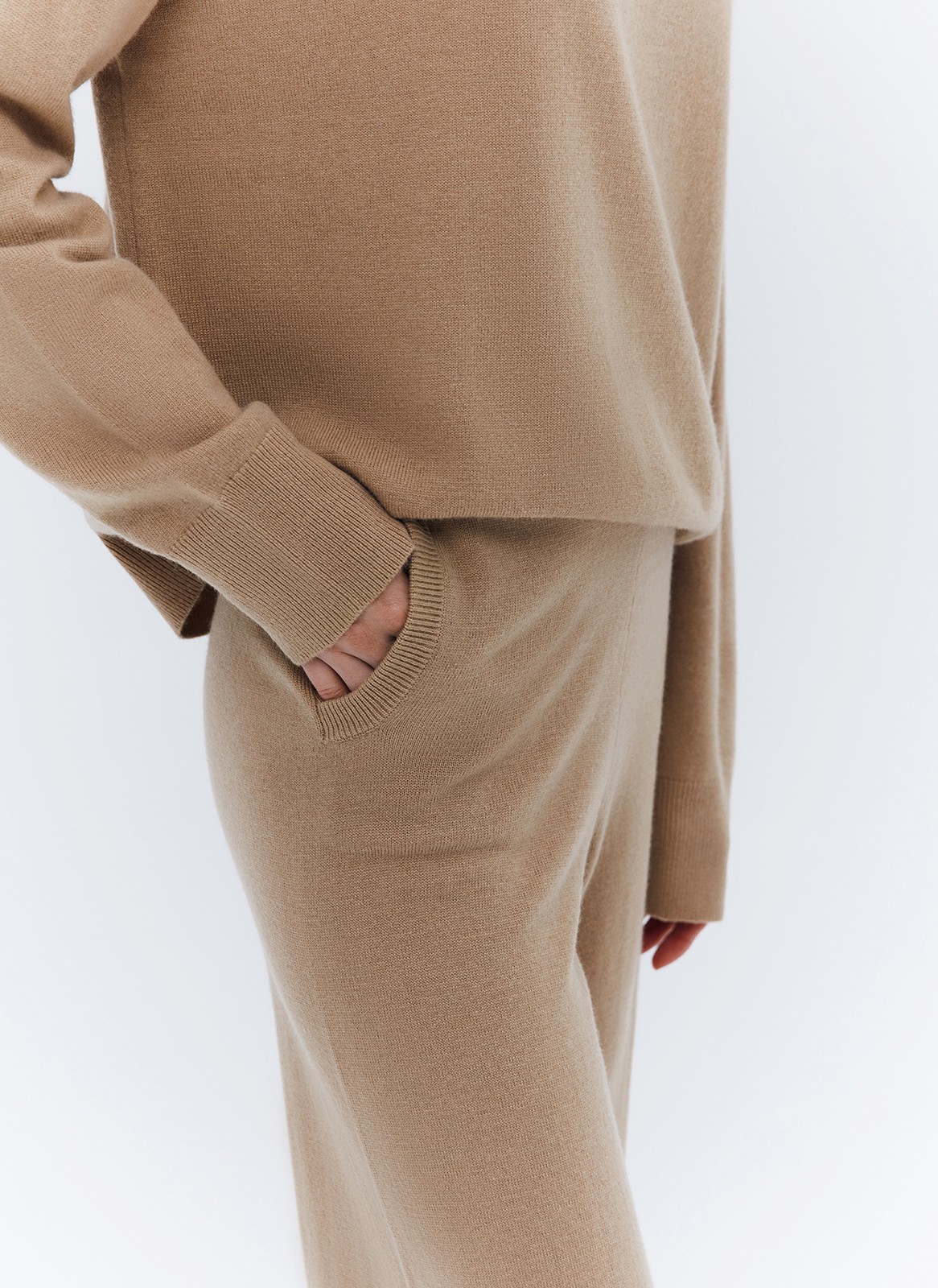 Свободные брюки из премиальной шерсти, цвет: кэмел Allweneed
Свободные брюки из тонкой и мягкой шерсти премиального качества. Они слегка расширяются, что делает ноги стройнее. Есть удобный пояс на резинке, поэтому модель хорошо сидит на любой фигуре. Шерсть прекрасно согревает и спасает от прохладного ветра. Это наш выбор, чтобы пройтись вместе с подругой по парку и насладиться долгой прогулкой.
На модели размер XS