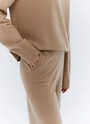 Свободные брюки из премиальной шерсти, цвет: кэмел Allweneed
Свободные брюки из тонкой и мягкой шерсти премиального качества. Они слегка расширяются, что делает ноги стройнее. Есть удобный пояс на резинке, поэтому модель хорошо сидит на любой фигуре. Шерсть прекрасно согревает и спасает от прохладного ветра. Это наш выбор, чтобы пройтись вместе с подругой по парку и насладиться долгой прогулкой.
На модели размер XS