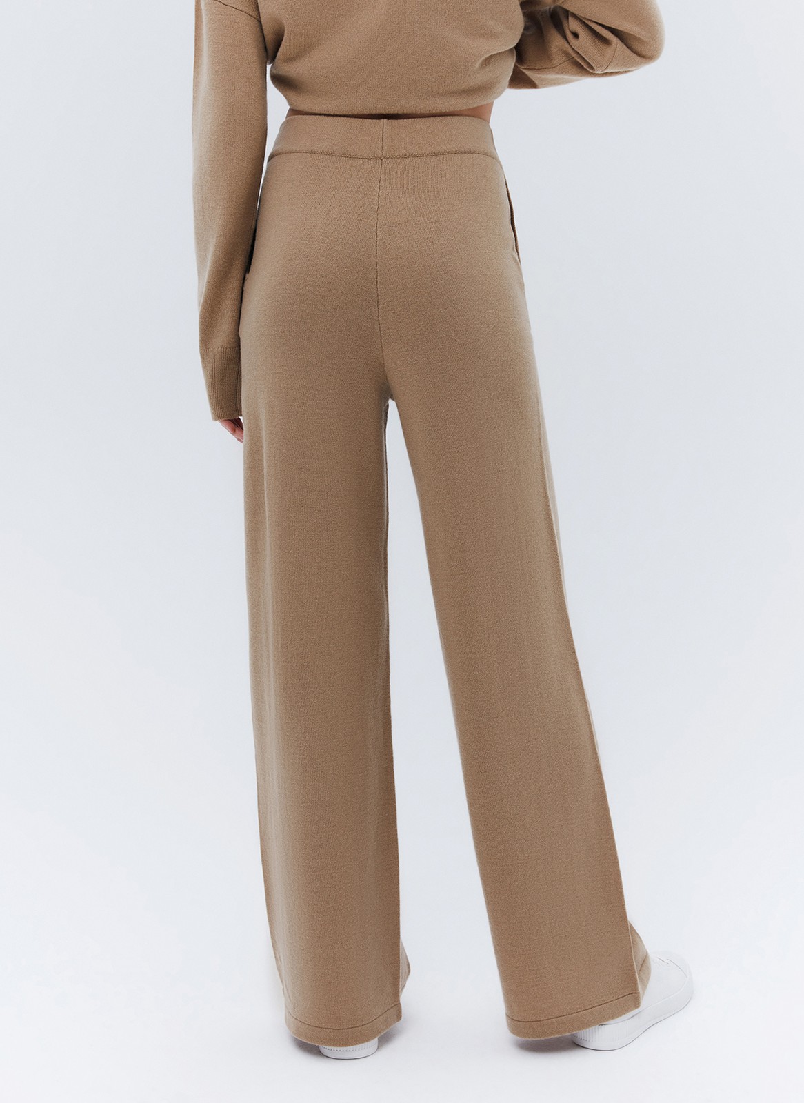 Свободные брюки из премиальной шерсти, цвет: кэмел Allweneed
Свободные брюки из тонкой и мягкой шерсти премиального качества. Они слегка расширяются, что делает ноги стройнее. Есть удобный пояс на резинке, поэтому модель хорошо сидит на любой фигуре. Шерсть прекрасно согревает и спасает от прохладного ветра. Это наш выбор, чтобы пройтись вместе с подругой по парку и насладиться долгой прогулкой.
На модели размер XS