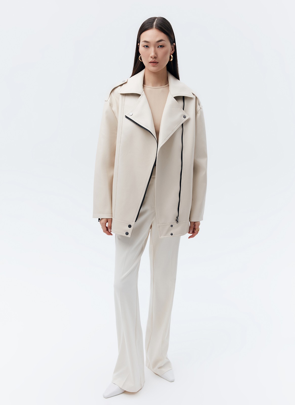 Куртка-косуха oversize из экокожи, цвет: светло-бежевый Allweneed Удлиненная куртка-косуха актуальна во все времена. Модель oversize выполнена из плотной и качественной экокожи. Куртка с широким воротником и двумя удобными карманами. Мы добавили металлическую фурнитуру и погоны. Классическая косая застежка и застежка-молния на рукавах. Рабочие кнопки на поясе и две декоративные кнопки на лацканах. Мы любим ее носить с джинсами и рубашкой. Три базовых цвета: чёрный, кэмел и молочный с черной фурнитурой.