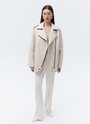 Куртка-косуха oversize из экокожи, цвет: светло-бежевый Allweneed Удлиненная куртка-косуха актуальна во все времена. Модель oversize выполнена из плотной и качественной экокожи. Куртка с широким воротником и двумя удобными карманами. Мы добавили металлическую фурнитуру и погоны. Классическая косая застежка и застежка-молния на рукавах. Рабочие кнопки на поясе и две декоративные кнопки на лацканах. Мы любим ее носить с джинсами и рубашкой. Три базовых цвета: чёрный, кэмел и молочный с черной фурнитурой.