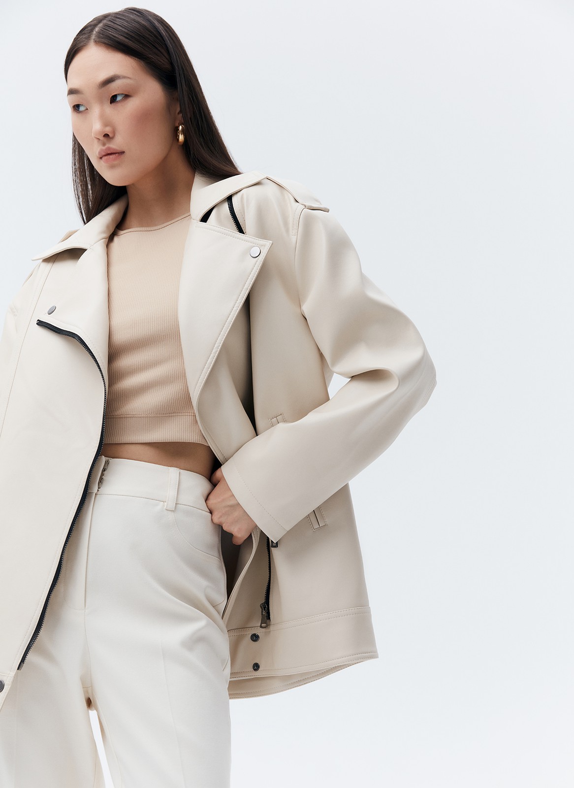 Куртка-косуха oversize из экокожи, цвет: светло-бежевый Allweneed Удлиненная куртка-косуха актуальна во все времена. Модель oversize выполнена из плотной и качественной экокожи. Куртка с широким воротником и двумя удобными карманами. Мы добавили металлическую фурнитуру и погоны. Классическая косая застежка и застежка-молния на рукавах. Рабочие кнопки на поясе и две декоративные кнопки на лацканах. Мы любим ее носить с джинсами и рубашкой. Три базовых цвета: чёрный, кэмел и молочный с черной фурнитурой.