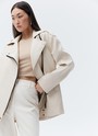 Куртка-косуха oversize из экокожи, цвет: светло-бежевый Allweneed Удлиненная куртка-косуха актуальна во все времена. Модель oversize выполнена из плотной и качественной экокожи. Куртка с широким воротником и двумя удобными карманами. Мы добавили металлическую фурнитуру и погоны. Классическая косая застежка и застежка-молния на рукавах. Рабочие кнопки на поясе и две декоративные кнопки на лацканах. Мы любим ее носить с джинсами и рубашкой. Три базовых цвета: чёрный, кэмел и молочный с черной фурнитурой.