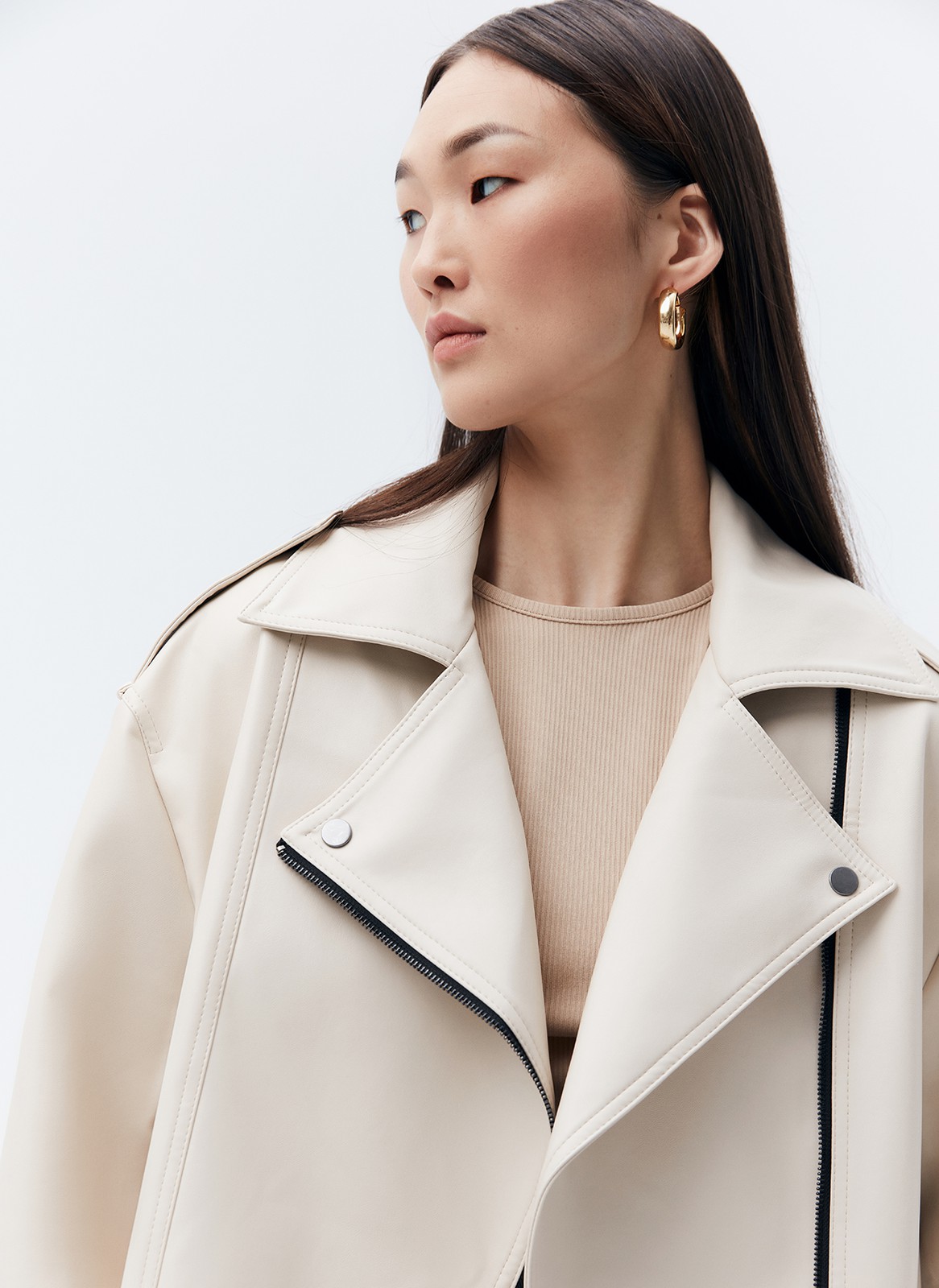 Куртка-косуха oversize из экокожи, цвет: светло-бежевый Allweneed Удлиненная куртка-косуха актуальна во все времена. Модель oversize выполнена из плотной и качественной экокожи. Куртка с широким воротником и двумя удобными карманами. Мы добавили металлическую фурнитуру и погоны. Классическая косая застежка и застежка-молния на рукавах. Рабочие кнопки на поясе и две декоративные кнопки на лацканах. Мы любим ее носить с джинсами и рубашкой. Три базовых цвета: чёрный, кэмел и молочный с черной фурнитурой.