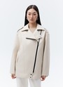 Куртка-косуха oversize из экокожи, цвет: светло-бежевый Allweneed Удлиненная куртка-косуха актуальна во все времена. Модель oversize выполнена из плотной и качественной экокожи. Куртка с широким воротником и двумя удобными карманами. Мы добавили металлическую фурнитуру и погоны. Классическая косая застежка и застежка-молния на рукавах. Рабочие кнопки на поясе и две декоративные кнопки на лацканах. Мы любим ее носить с джинсами и рубашкой. Три базовых цвета: чёрный, кэмел и молочный с черной фурнитурой.
