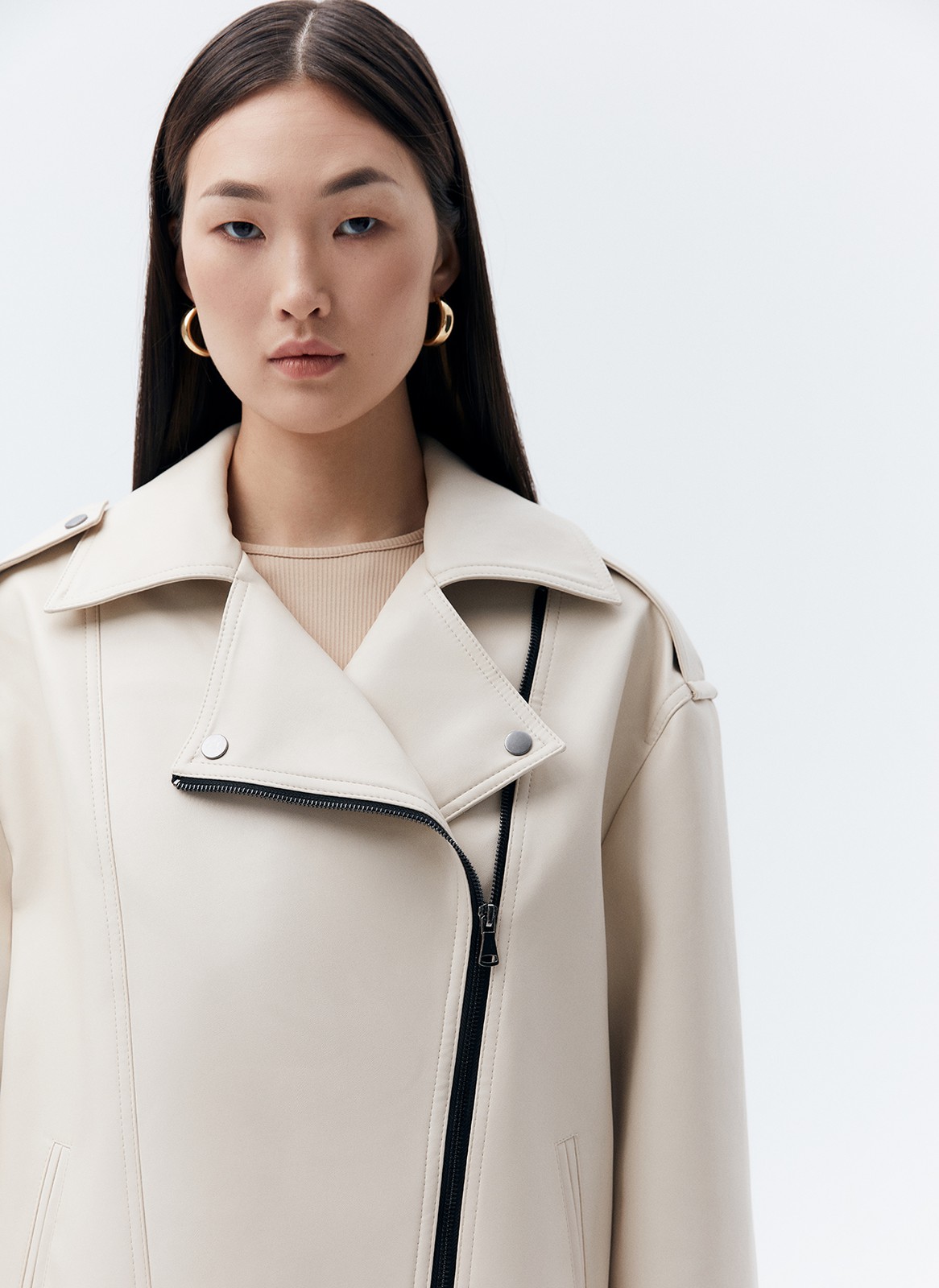 Куртка-косуха oversize из экокожи, цвет: светло-бежевый Allweneed Удлиненная куртка-косуха актуальна во все времена. Модель oversize выполнена из плотной и качественной экокожи. Куртка с широким воротником и двумя удобными карманами. Мы добавили металлическую фурнитуру и погоны. Классическая косая застежка и застежка-молния на рукавах. Рабочие кнопки на поясе и две декоративные кнопки на лацканах. Мы любим ее носить с джинсами и рубашкой. Три базовых цвета: чёрный, кэмел и молочный с черной фурнитурой.