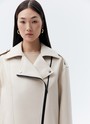 Куртка-косуха oversize из экокожи, цвет: светло-бежевый Allweneed Удлиненная куртка-косуха актуальна во все времена. Модель oversize выполнена из плотной и качественной экокожи. Куртка с широким воротником и двумя удобными карманами. Мы добавили металлическую фурнитуру и погоны. Классическая косая застежка и застежка-молния на рукавах. Рабочие кнопки на поясе и две декоративные кнопки на лацканах. Мы любим ее носить с джинсами и рубашкой. Три базовых цвета: чёрный, кэмел и молочный с черной фурнитурой.