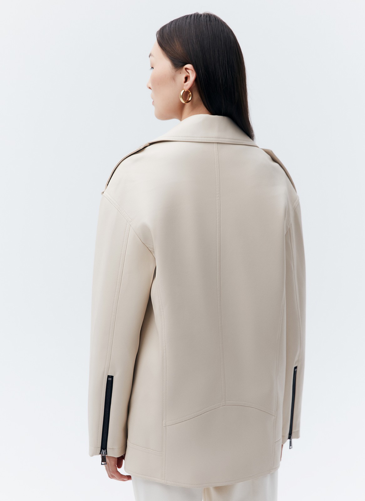 Куртка-косуха oversize из экокожи, цвет: светло-бежевый Allweneed Удлиненная куртка-косуха актуальна во все времена. Модель oversize выполнена из плотной и качественной экокожи. Куртка с широким воротником и двумя удобными карманами. Мы добавили металлическую фурнитуру и погоны. Классическая косая застежка и застежка-молния на рукавах. Рабочие кнопки на поясе и две декоративные кнопки на лацканах. Мы любим ее носить с джинсами и рубашкой. Три базовых цвета: чёрный, кэмел и молочный с черной фурнитурой.