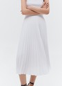 Юбка-миди гофре из лёгкой ткани, цвет: белый Allweneed Юбка-гофре из легкой и эластичной ткани. Резинка для удобной посадки на любую фигуру. Модель с подкладочной тканью. Длина позволяет носить модель ранней весной под пальто. Мы любим сочетать ее с бандо и жакетом, чтобы добавить нотку смелости. Может стать более романтичной альтернативой классической костюмной юбке.
На модели размер XS