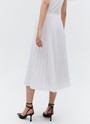 Юбка-миди гофре из лёгкой ткани, цвет: белый Allweneed Юбка-гофре из легкой и эластичной ткани. Резинка для удобной посадки на любую фигуру. Модель с подкладочной тканью. Длина позволяет носить модель ранней весной под пальто. Мы любим сочетать ее с бандо и жакетом, чтобы добавить нотку смелости. Может стать более романтичной альтернативой классической костюмной юбке.
На модели размер XS