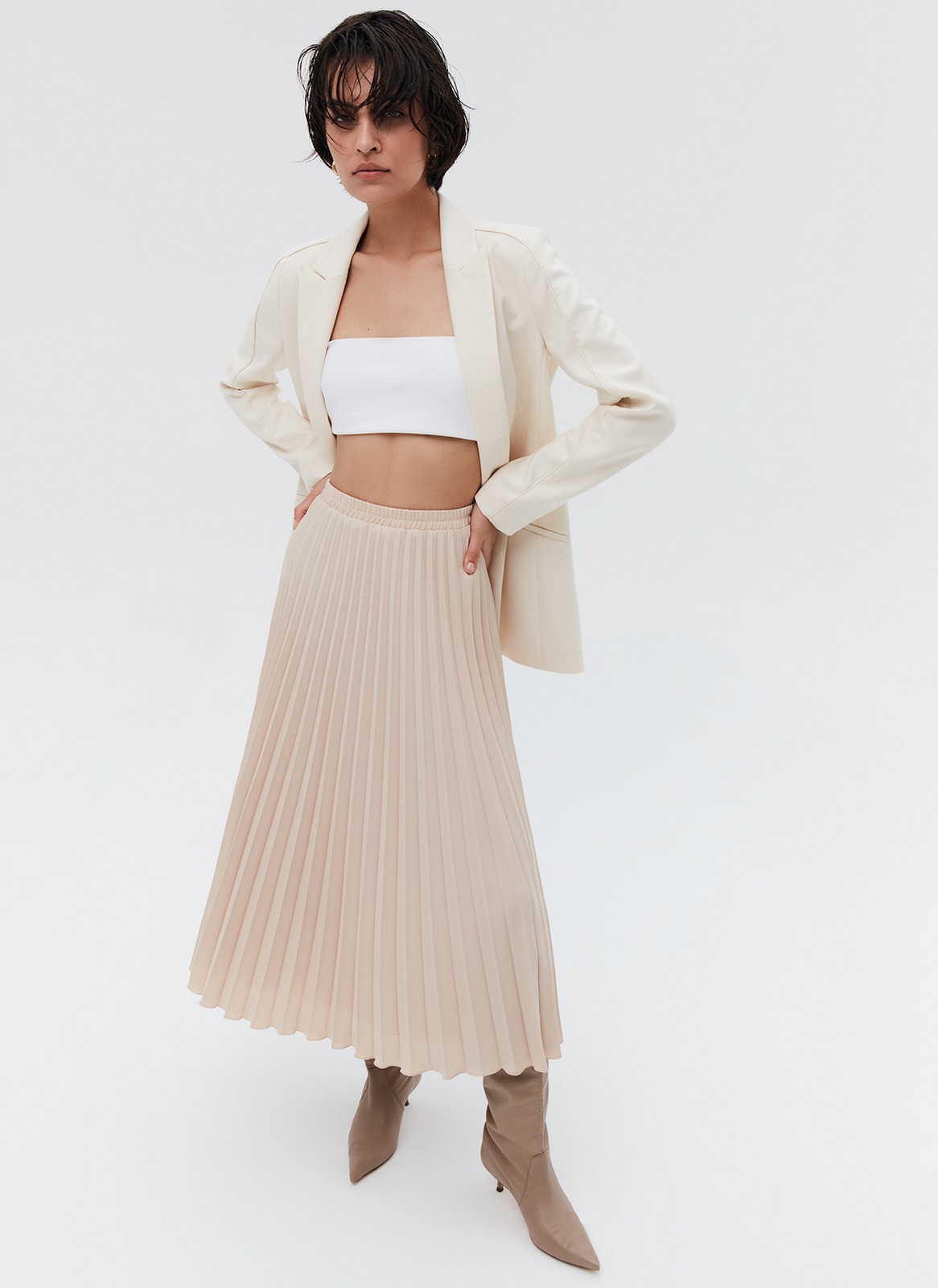 Юбка-миди гофре из лёгкой ткани, цвет: бежевый Allweneed Юбка-гофре из легкой и эластичной ткани. Резинка для удобной посадки на любую фигуру. Модель с подкладочной тканью. Длина позволяет носить модель ранней весной под пальто. Мы любим сочетать ее с бандо и жакетом, чтобы добавить нотку смелости. Может стать более романтичной альтернативой классической костюмной юбке.
На модели размер XS