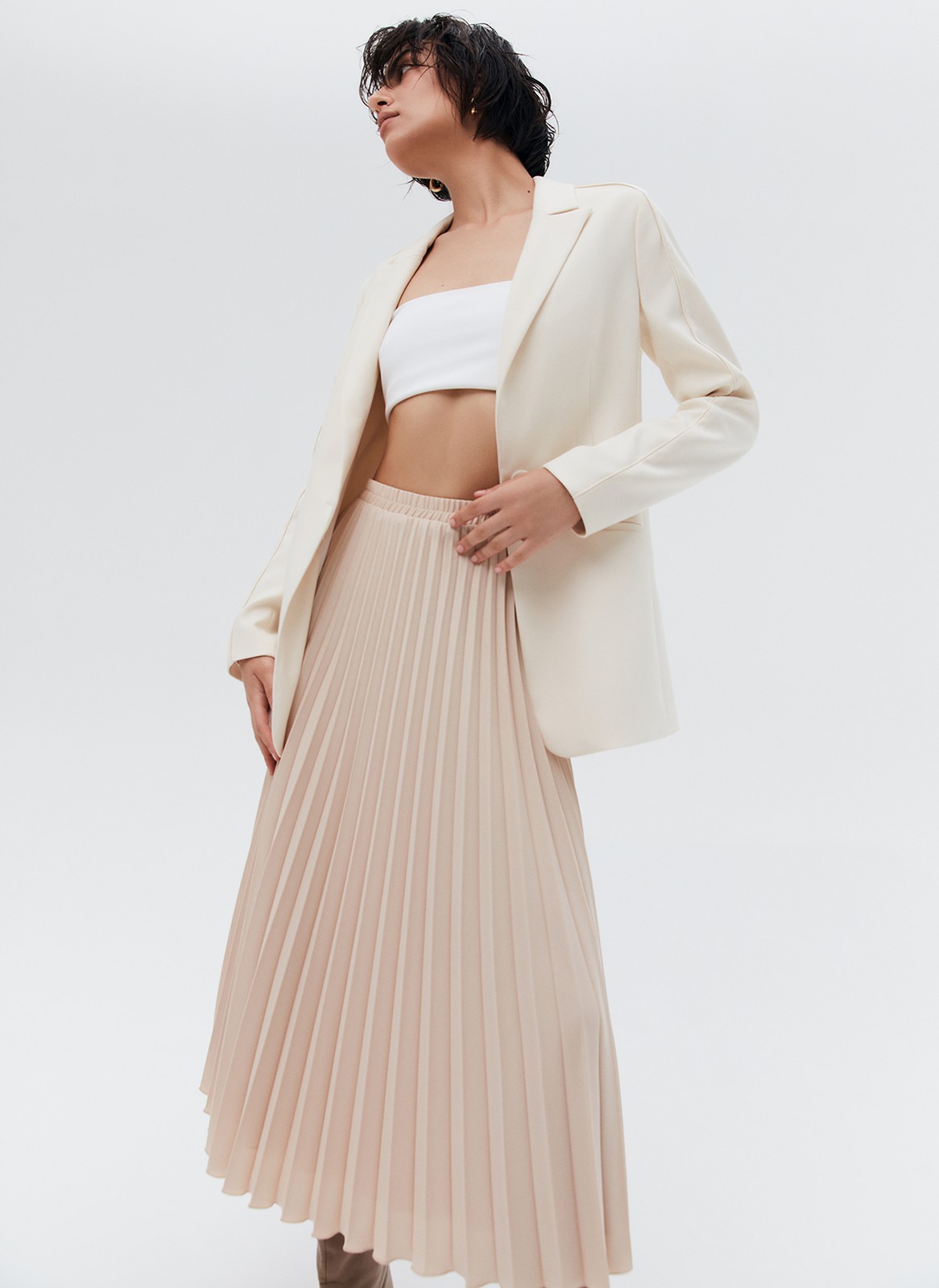 Юбка-миди гофре из лёгкой ткани, цвет: бежевый Allweneed Юбка-гофре из легкой и эластичной ткани. Резинка для удобной посадки на любую фигуру. Модель с подкладочной тканью. Длина позволяет носить модель ранней весной под пальто. Мы любим сочетать ее с бандо и жакетом, чтобы добавить нотку смелости. Может стать более романтичной альтернативой классической костюмной юбке.
На модели размер XS