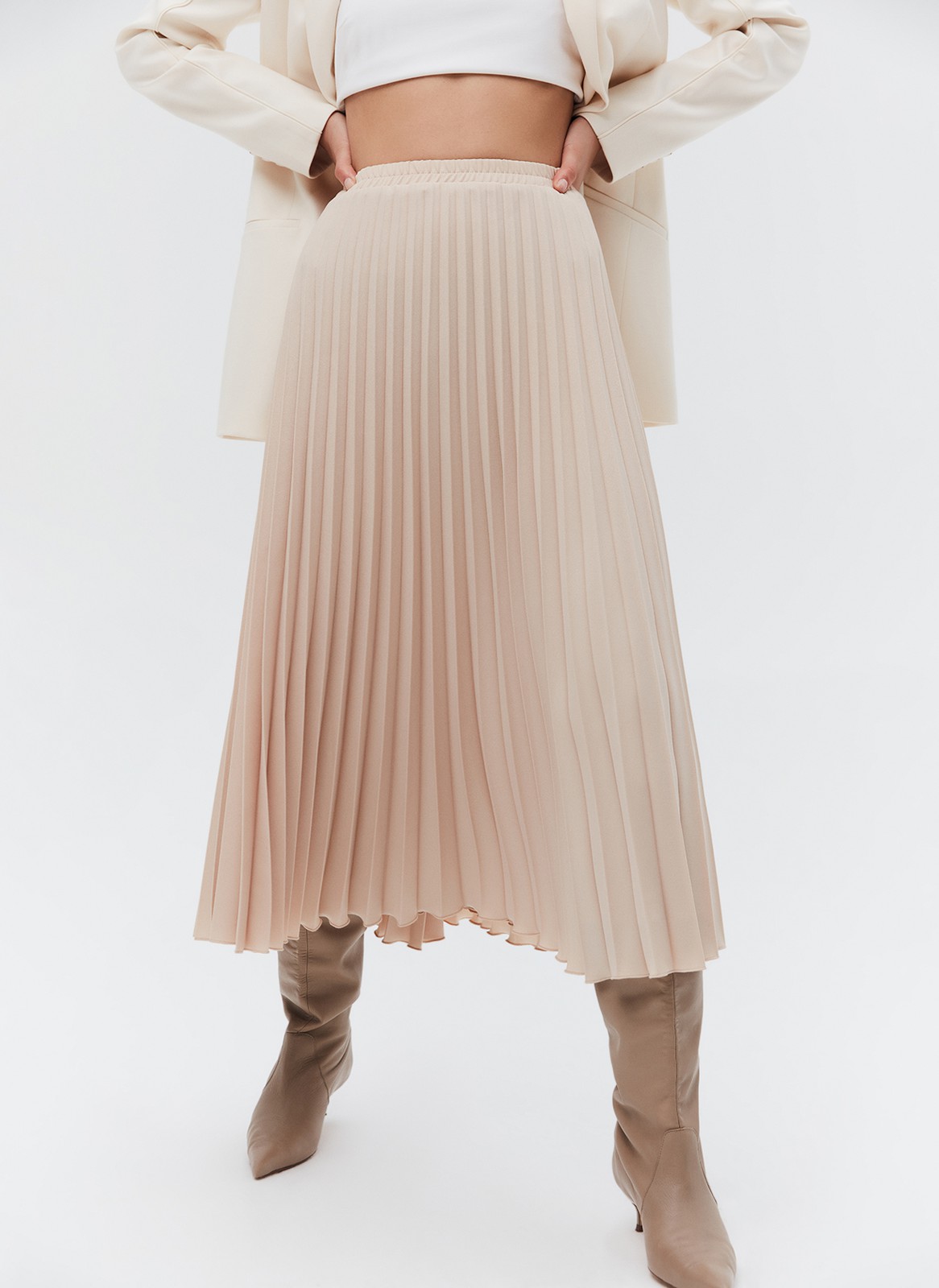 Юбка-миди гофре из лёгкой ткани, цвет: бежевый Allweneed Юбка-гофре из легкой и эластичной ткани. Резинка для удобной посадки на любую фигуру. Модель с подкладочной тканью. Длина позволяет носить модель ранней весной под пальто. Мы любим сочетать ее с бандо и жакетом, чтобы добавить нотку смелости. Может стать более романтичной альтернативой классической костюмной юбке.
На модели размер XS