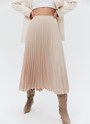 Юбка-миди гофре из лёгкой ткани, цвет: бежевый Allweneed Юбка-гофре из легкой и эластичной ткани. Резинка для удобной посадки на любую фигуру. Модель с подкладочной тканью. Длина позволяет носить модель ранней весной под пальто. Мы любим сочетать ее с бандо и жакетом, чтобы добавить нотку смелости. Может стать более романтичной альтернативой классической костюмной юбке.
На модели размер XS
