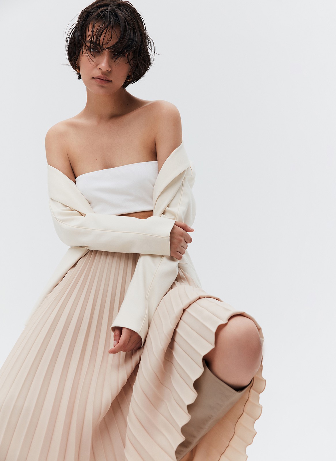 Юбка-миди гофре из лёгкой ткани, цвет: бежевый Allweneed Юбка-гофре из легкой и эластичной ткани. Резинка для удобной посадки на любую фигуру. Модель с подкладочной тканью. Длина позволяет носить модель ранней весной под пальто. Мы любим сочетать ее с бандо и жакетом, чтобы добавить нотку смелости. Может стать более романтичной альтернативой классической костюмной юбке.
На модели размер XS