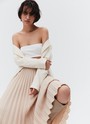 Юбка-миди гофре из лёгкой ткани, цвет: бежевый Allweneed Юбка-гофре из легкой и эластичной ткани. Резинка для удобной посадки на любую фигуру. Модель с подкладочной тканью. Длина позволяет носить модель ранней весной под пальто. Мы любим сочетать ее с бандо и жакетом, чтобы добавить нотку смелости. Может стать более романтичной альтернативой классической костюмной юбке.
На модели размер XS