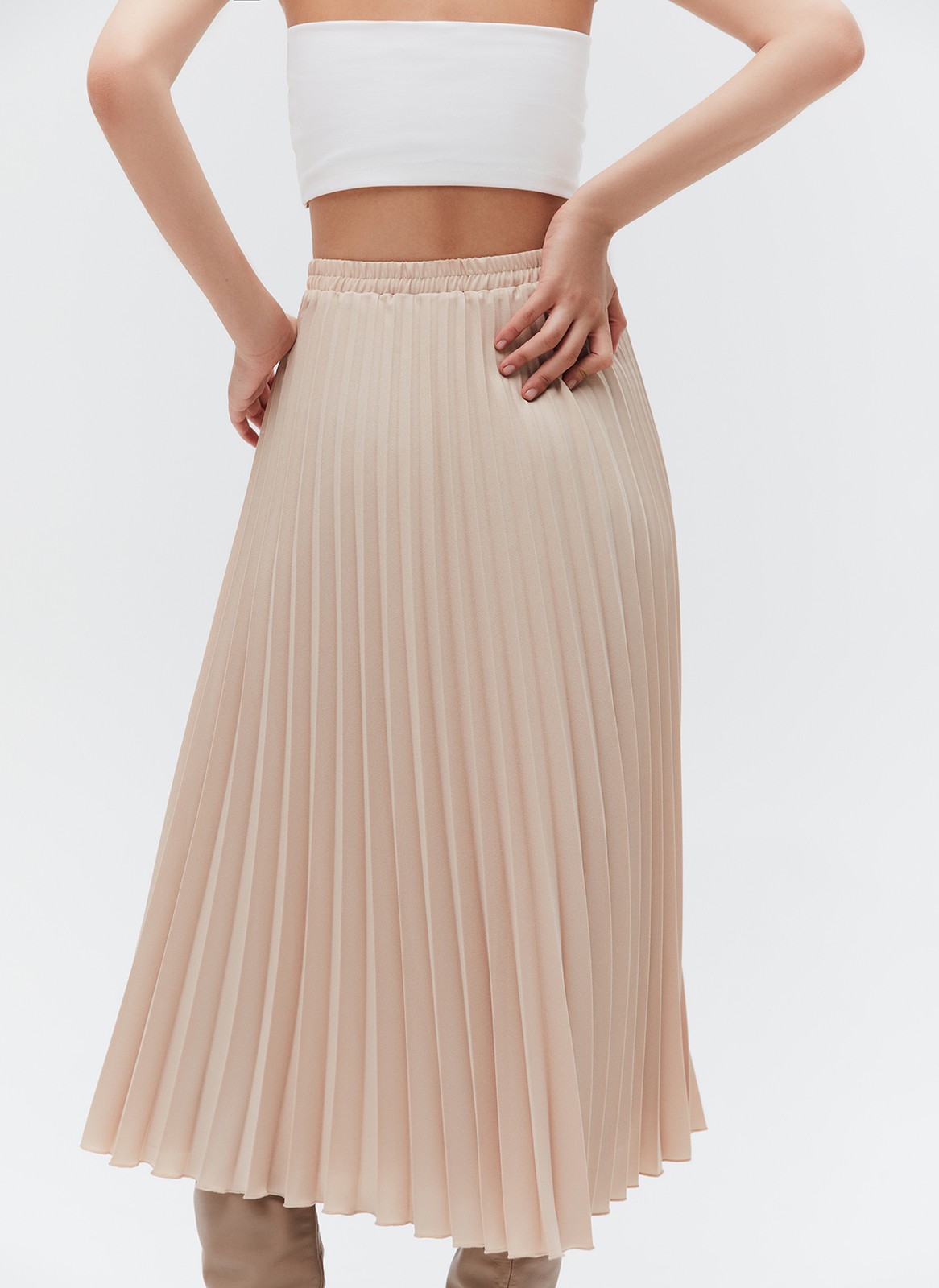 Юбка-миди гофре из лёгкой ткани, цвет: бежевый Allweneed Юбка-гофре из легкой и эластичной ткани. Резинка для удобной посадки на любую фигуру. Модель с подкладочной тканью. Длина позволяет носить модель ранней весной под пальто. Мы любим сочетать ее с бандо и жакетом, чтобы добавить нотку смелости. Может стать более романтичной альтернативой классической костюмной юбке.
На модели размер XS