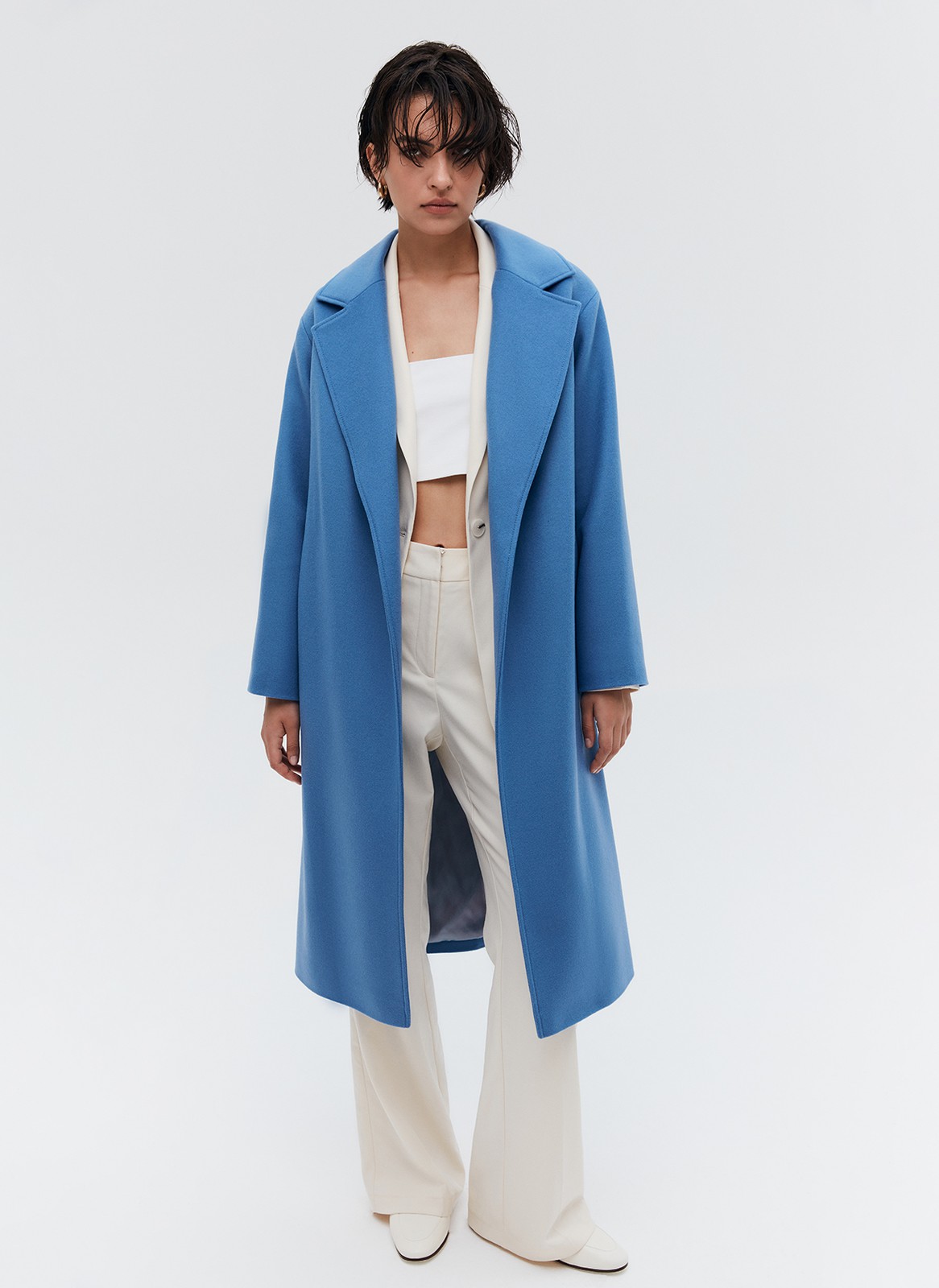 


Наш бестселлер, пальто-халат с отложным воротником и треугольными лацканами. Теплая шерсть с мягким отливом - лучший материал для демисезонного пальто. Мы любим это пальто за мягкий нрав: свободный фасон без застежки, широкий пояс, которым можно подчеркнуть талию или оставить пальто распахнутым при желании. Лаконичность линий делает его универсальным для практически любого образа и стиля.

Температурный режим до +5 C.

На модели размер XS