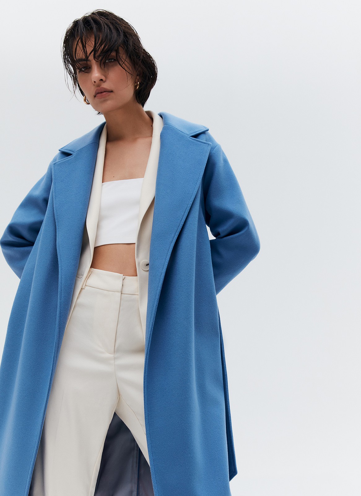 


Наш бестселлер, пальто-халат с отложным воротником и треугольными лацканами. Теплая шерсть с мягким отливом - лучший материал для демисезонного пальто. Мы любим это пальто за мягкий нрав: свободный фасон без застежки, широкий пояс, которым можно подчеркнуть талию или оставить пальто распахнутым при желании. Лаконичность линий делает его универсальным для практически любого образа и стиля.

Температурный режим до +5 C.

На модели размер XS