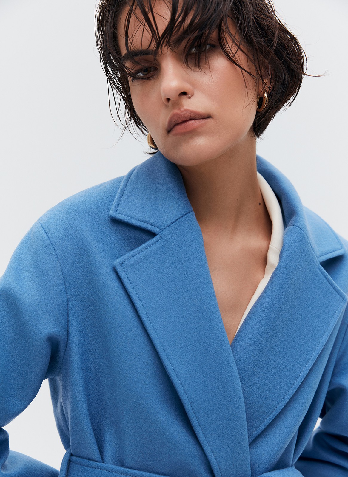 


Наш бестселлер, пальто-халат с отложным воротником и треугольными лацканами. Теплая шерсть с мягким отливом - лучший материал для демисезонного пальто. Мы любим это пальто за мягкий нрав: свободный фасон без застежки, широкий пояс, которым можно подчеркнуть талию или оставить пальто распахнутым при желании. Лаконичность линий делает его универсальным для практически любого образа и стиля.

Температурный режим до +5 C.

На модели размер XS