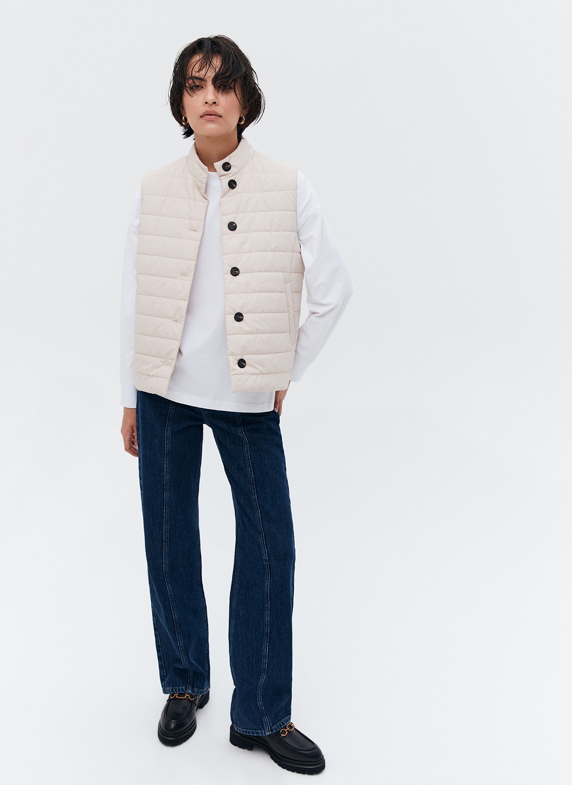 Ультралёгкий стёганый жилет, цвет: светло-бежевый Allweneed
Ультралегкий стеганый жилет на синтепоне. Застежка на кнопки. Благодаря короткой длине вы ощущаете свободу движений. Можно носить самостоятельно или как дополнительный слой под пальто. Мы любим брать такие жилетки в поездки, чтобы всегда была возможность утеплиться. Ткань имеет минимальный водоотталкивающий эффект. Использование зонта обязательно. Температурный режим от +5 до +15 C
На модели размер XS