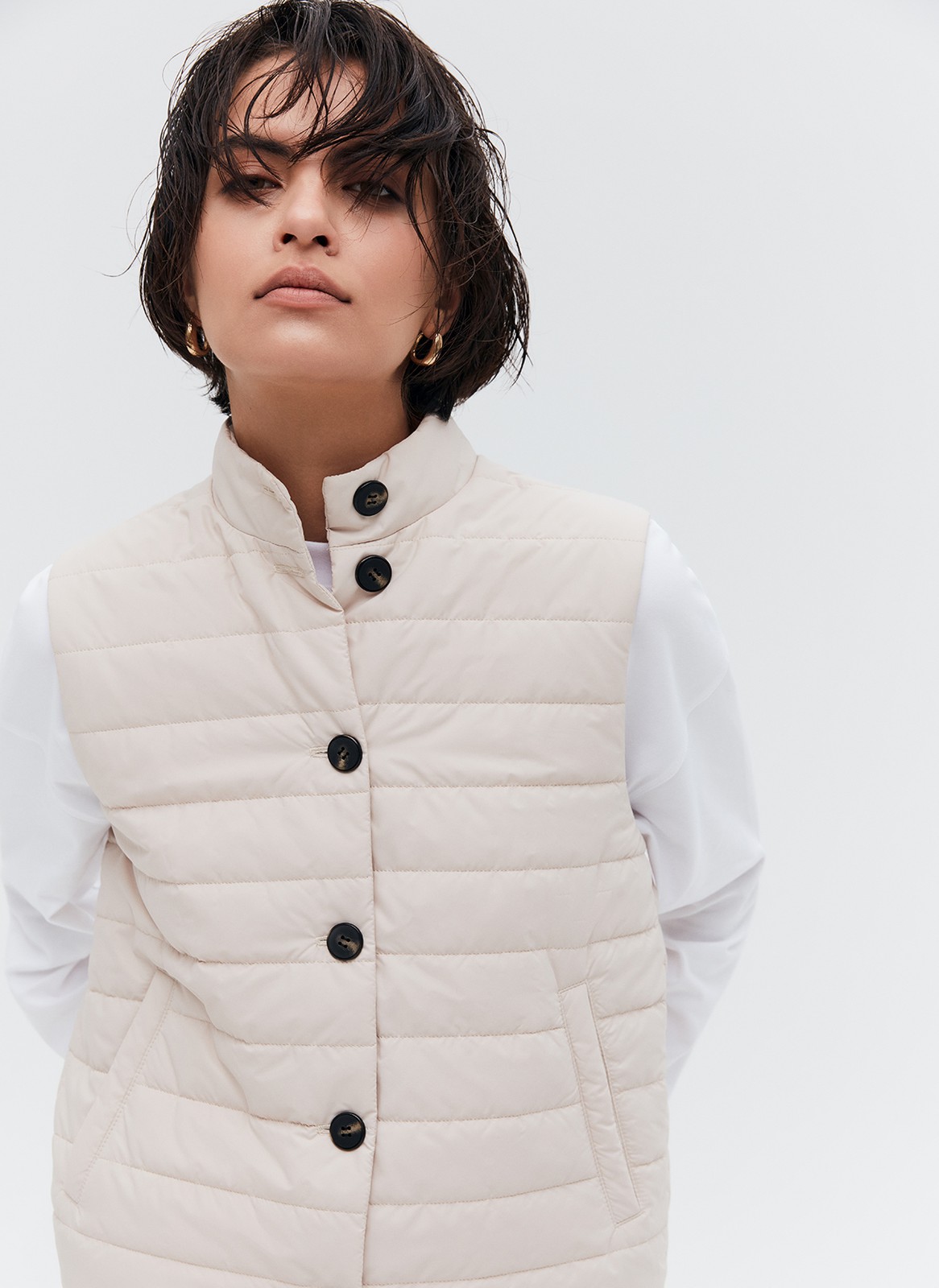 Ультралёгкий стёганый жилет, цвет: светло-бежевый Allweneed
Ультралегкий стеганый жилет на синтепоне. Застежка на кнопки. Благодаря короткой длине вы ощущаете свободу движений. Можно носить самостоятельно или как дополнительный слой под пальто. Мы любим брать такие жилетки в поездки, чтобы всегда была возможность утеплиться. Ткань имеет минимальный водоотталкивающий эффект. Использование зонта обязательно. Температурный режим от +5 до +15 C
На модели размер XS