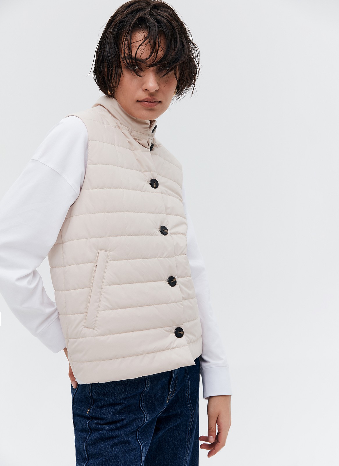 Ультралёгкий стёганый жилет, цвет: светло-бежевый Allweneed
Ультралегкий стеганый жилет на синтепоне. Застежка на кнопки. Благодаря короткой длине вы ощущаете свободу движений. Можно носить самостоятельно или как дополнительный слой под пальто. Мы любим брать такие жилетки в поездки, чтобы всегда была возможность утеплиться. Ткань имеет минимальный водоотталкивающий эффект. Использование зонта обязательно. Температурный режим от +5 до +15 C
На модели размер XS