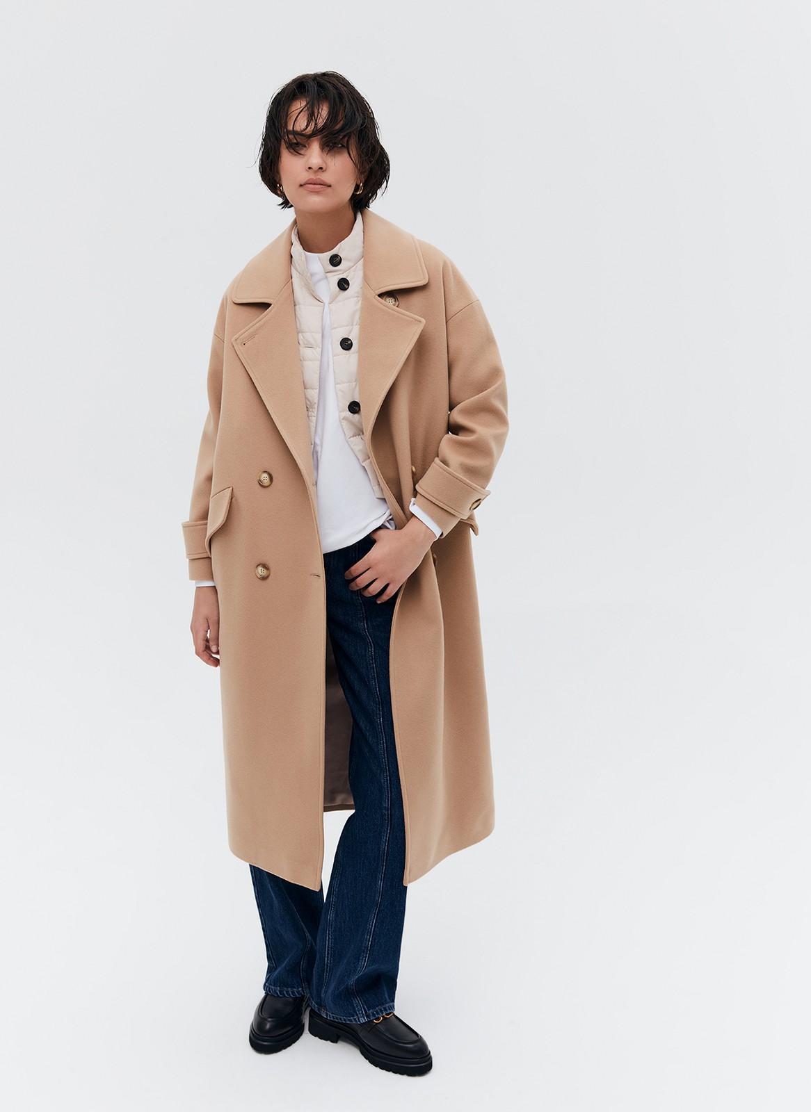 Пальто-кокон двубортное из шерсти и кашемира, цвет: кэмел Allweneed Свободное пальто из премиальной шерсти на пуговицах. Мы выполнили модель из итальянской шерсти и нежного кашемира, который дарит благородный сатиновый блеск. Актуальный силуэт кокон, длина миди и шлица сзади для удобства движений. Линия плеча немного спущена, застежка на четыре контрастные пуговицы и прорезные по диагонали карманы с клапанами. Пальто дополнит осенние образы с джинсами и брюками, с платьями-свитерами и высокими сапогами.
Температурный режим до +5 C
На модели размер XS