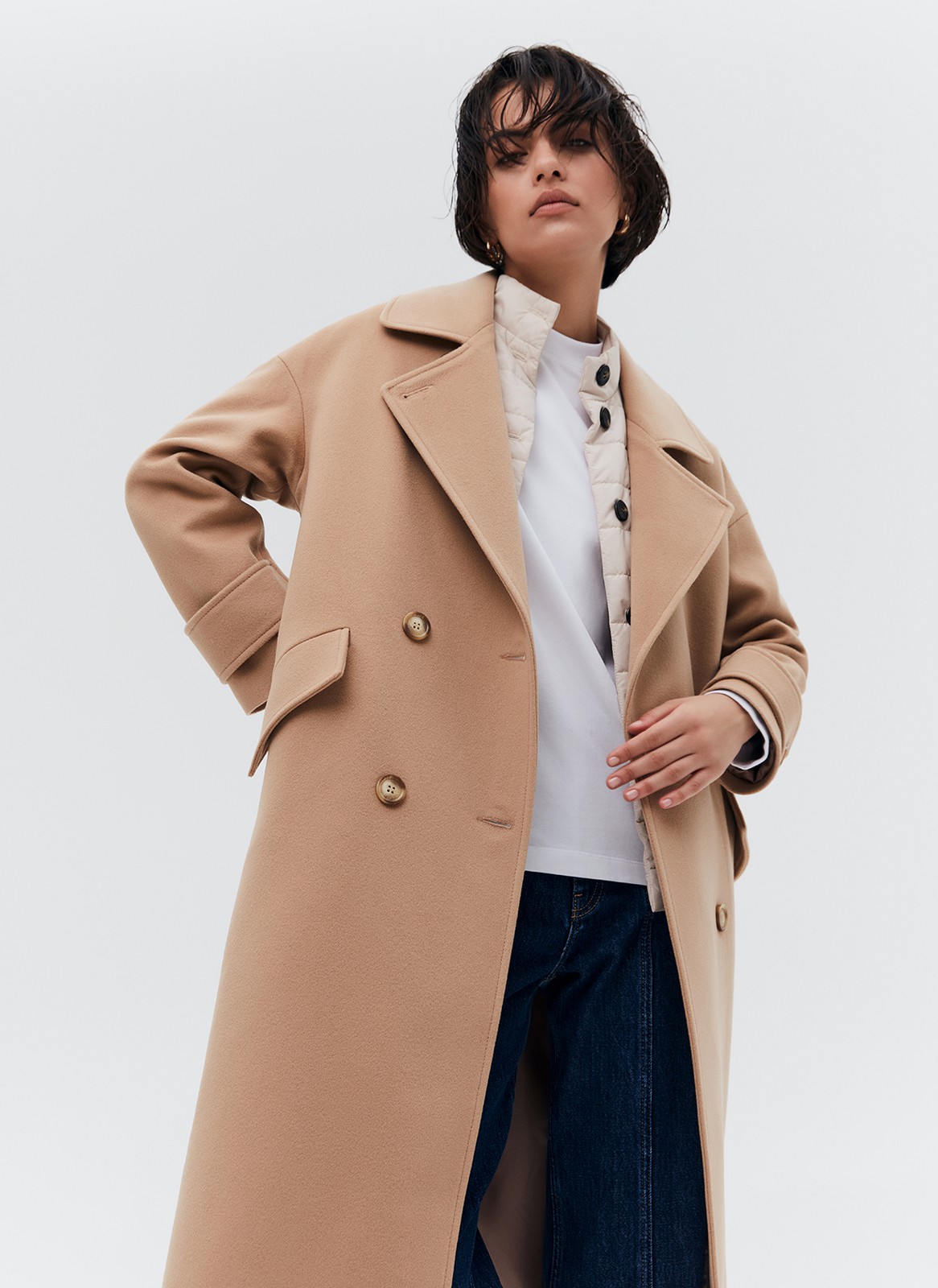 Пальто-кокон двубортное из шерсти и кашемира, цвет: кэмел Allweneed Свободное пальто из премиальной шерсти на пуговицах. Мы выполнили модель из итальянской шерсти и нежного кашемира, который дарит благородный сатиновый блеск. Актуальный силуэт кокон, длина миди и шлица сзади для удобства движений. Линия плеча немного спущена, застежка на четыре контрастные пуговицы и прорезные по диагонали карманы с клапанами. Пальто дополнит осенние образы с джинсами и брюками, с платьями-свитерами и высокими сапогами.
Температурный режим до +5 C
На модели размер XS